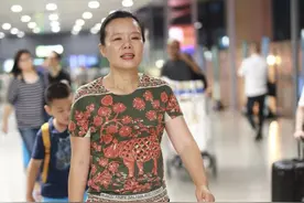 龚琳娜卸完妆后真清纯，虽然穿身“乡土装”，但看着真有亲和力图片