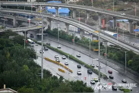 乌鲁木齐这场雨的另一面：一夜过后降温16℃图片