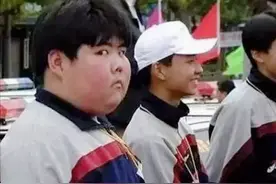 因一个表情火爆全网的小胖，18年过去了，如今他过得怎么样？图片