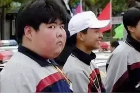 因一个表情火爆全网的小胖，18年过去了，如今他过得怎么样？图片