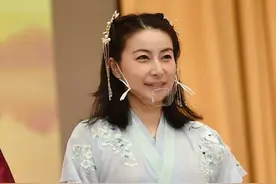 40岁郭晶晶罕穿汉服！造型清纯气质佳，获众人簇拥霍启刚却被忽视图片