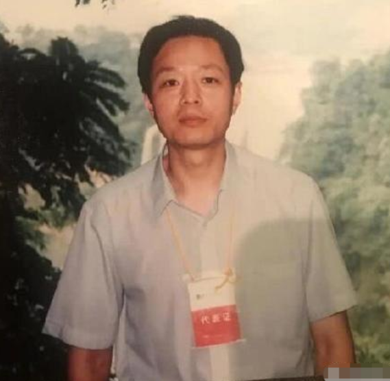 到底周扬青的后台有多硬？她的老爸是曾经的行长周ZQ吗？