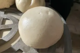 蒸馒头，到底用凉水还是热水？大厨教你正确做法，馒头蓬松又暄软图片