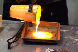 小伙用原料自制玻璃，过程颇为复杂，折腾半天才成功制成一小块视频封面