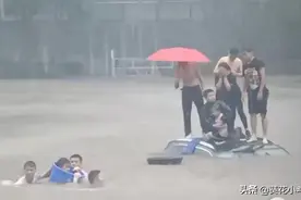 暴雨之下，一位妈妈远程救下困在车中的两个孩子和孩子的外婆图片