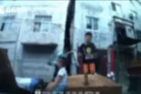 5个熊孩子车顶“蹦迪”车损1万多，没家长肯担责：“踩了下不至于坏了”图片