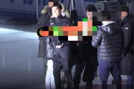 王安宇当众脱裤子被拍，被威亚勒到场面显尴尬，网友：请尊重演员图片