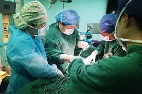 儿媳生娃遇难产，婆婆不同意剖腹产，丈夫的一句话成功解决了问题图片