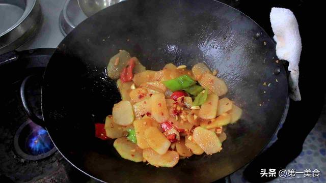 厨师长教你冬瓜简单好吃做法，食材便宜，地道的家常下饭小炒