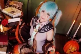 小姐姐cos初音未来，结果却被“鞋子”抢镜，有钱人都这么穿图片