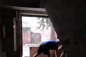 紧急！雨水倒灌一层楼道 抗汛！备岗备汛全天值守图片