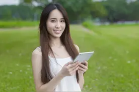 故事：替别人给男神递情书，男神却把她圈入怀“我喜欢的是你”图片