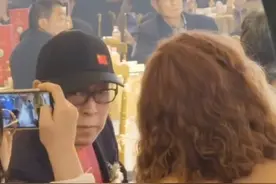 戏骨倪大红现身外甥女婚礼，戴胸花当证婚人，妻子还是倪萍的妹妹图片