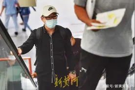 在医院的时间比在家多，职业陪诊员：陌生人就医路上的“引路人”图片