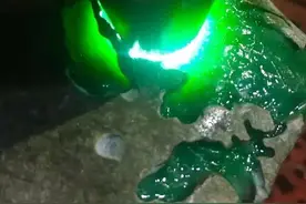 原石擦窗满色帝王绿，决意一刀划过坐等收钱，结果全盘皆崩！图片