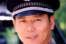 多情的李成儒：二婚娶小18岁青衣，转身又恋小28岁演员图片