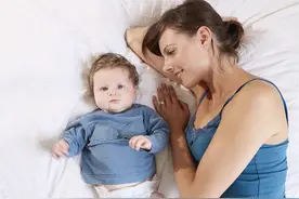 新生儿喝不饱会影响智商！孩子出现这些症状，妈妈不能等马上加奶图片