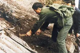广西两位村民进山采药，意外发现战机残骸，一段52年的历史被揭开图片
