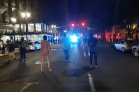 美国女子十字路口光身做瑜伽，迫使防暴警察撤退图片