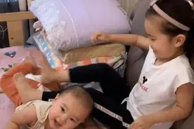 “卑微弟弟”伺候姐姐火了，怀里温奶给姐喝，网友：求生欲太强图片