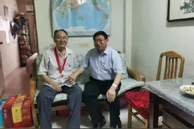 张冬云走访慰问生活困难老党员图片