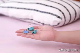 在床上放2个燕尾夹，早上起床真省事，家里人见了都夸聪明，学学图片