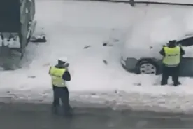沈阳交警大雪天给违停车辆贴条？回应：雪天危险，提示性警告贴，不罚钱图片