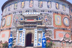 江西老太掏空家产，6000万造了座“瓷宫”，自己只能住茅房图片