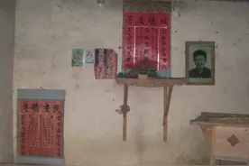 春节团圆拜祭祖先图片