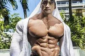 亚洲第一肌肉宅男，10年暴增20公斤肌肉，网友：肌肉界的黄药师视频封面