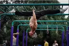 中国的大爷大妈有多牛？围观的老外看的目瞪口呆图片