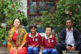 垃圾桶里捡起的汉族脑瘫男婴，从来没有被他的维吾尔家人放弃图片