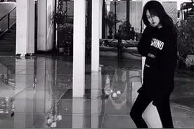 宋晓峰16岁女儿曝光，日常化浓妆穿大牌，读高二气质网红不像爸图片