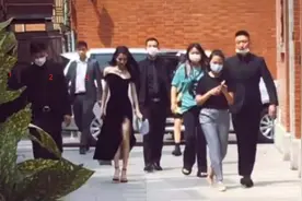 徐璐现身街头遭指排场大，被近10人围住保护，旁边没粉丝场面尴尬图片