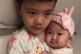 妹妹被妈妈教训后，一脸委屈躲哥哥怀中求安慰，网友：骗我生二胎图片