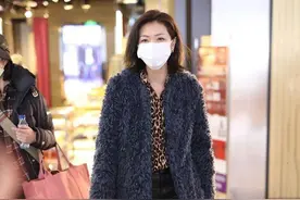 万茜才是真正的时髦精！豹纹配皮裤看似俗气，她却穿出满满的洋气图片