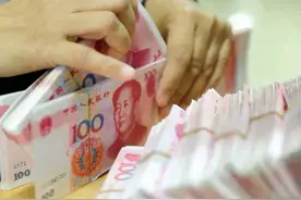 民工捡百万现金后送警局，失主是自己的老板，次日民工却被辞退！图片