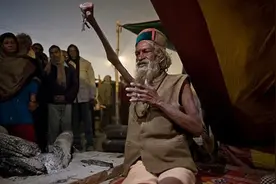 “印度最牛苦行僧”，为了信仰高举右臂47年不放下，结局如何？图片