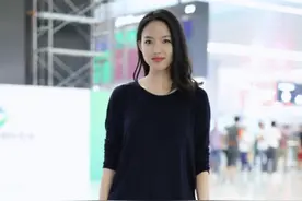 张梓琳现身机场，牛仔短裤穿成打底裤，这秀腿的方式真服气！图片