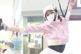 钟丽缇机场活力满满，年轻造型宛若少女图片