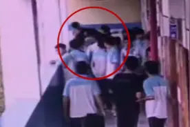 广西1米9初中生称厕所里遭羞辱，将同学抱摔下4楼，检方：涉嫌故意杀人罪建议量刑5-10年图片