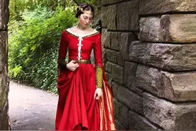 国外版“李子柒”，女孩手工制作中世纪服装，仿佛穿越回过去图片