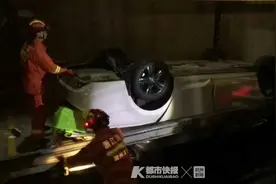 从1楼掉到负3楼！私家车坠入立体车库深坑，驾驶员身亡图片