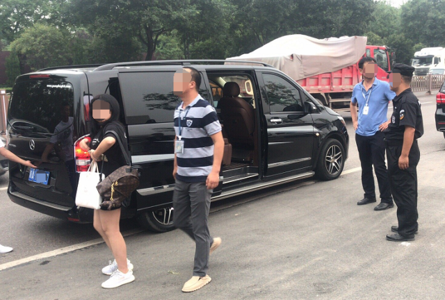贵族学校开始报名，门口停的都是BBA，一年的学费就要15万
