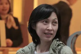郭蔼明真看不出有53岁了，穿抹茶绿外套配白T恤，素颜状态超能抗图片