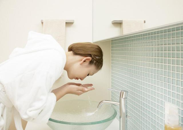 氨基酸洗面奶为什么那么受欢迎？因为男女老少敏感肌都适用