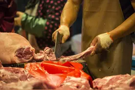 山东农村大叔大集上卖猪头肉，只要8块钱一斤，只有当地叔伯敢吃图片
