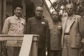 1958年刘帅作检讨，邓小平和陈毅站出来说话，陈老总：我替你写图片