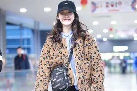 林允身穿短款外套+修身长裤，凸显性感修长美腿图片