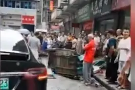 四川女司机开豪车疯狂冲撞人群致2死6伤，警方通报来了图片